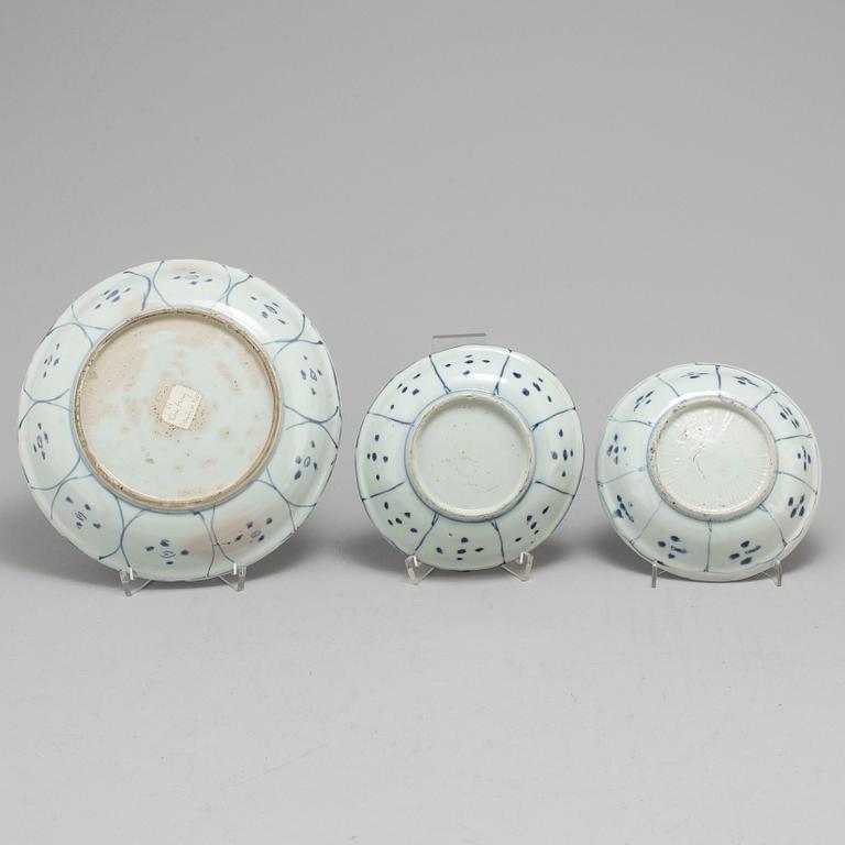 A set of two blue and white kraak dishes and a serving dish, Ming dynasty, Wanli (1572-1620).