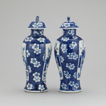 URNOR, ett par, porslin, Kina 1800-/1900-tal.