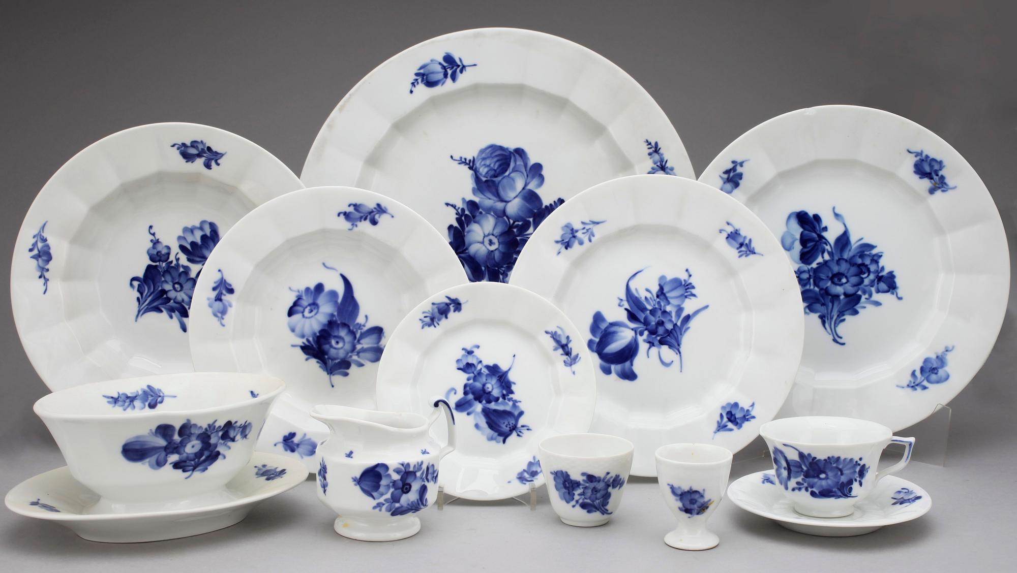 MAT samt KAFFESERVIS, porslin, 129 delar, "Blå blomst" , Royal Copenhagen, 1900-talets mitt.