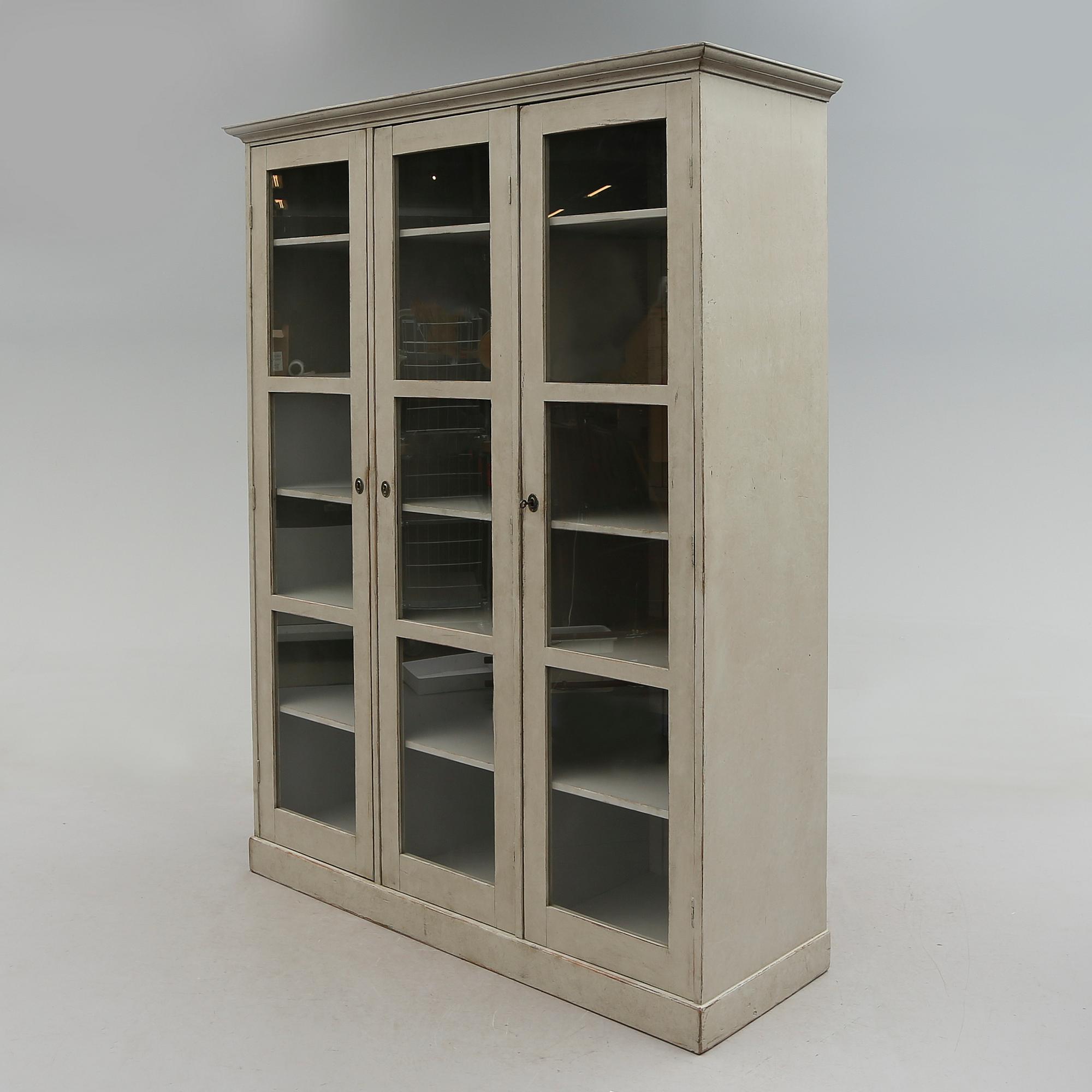 VITRINSKÅP, omkring år 1900.