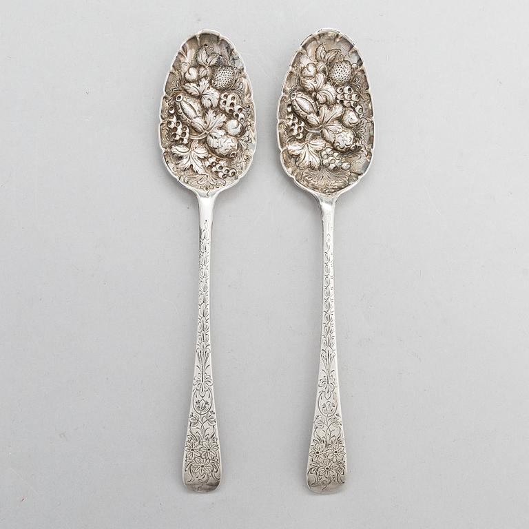 Lusikkapari, Lontoo 1787-91, purkki, Lontoo 1891 ja vati, Chester 1906, sterlinghopeaa, Englanti.