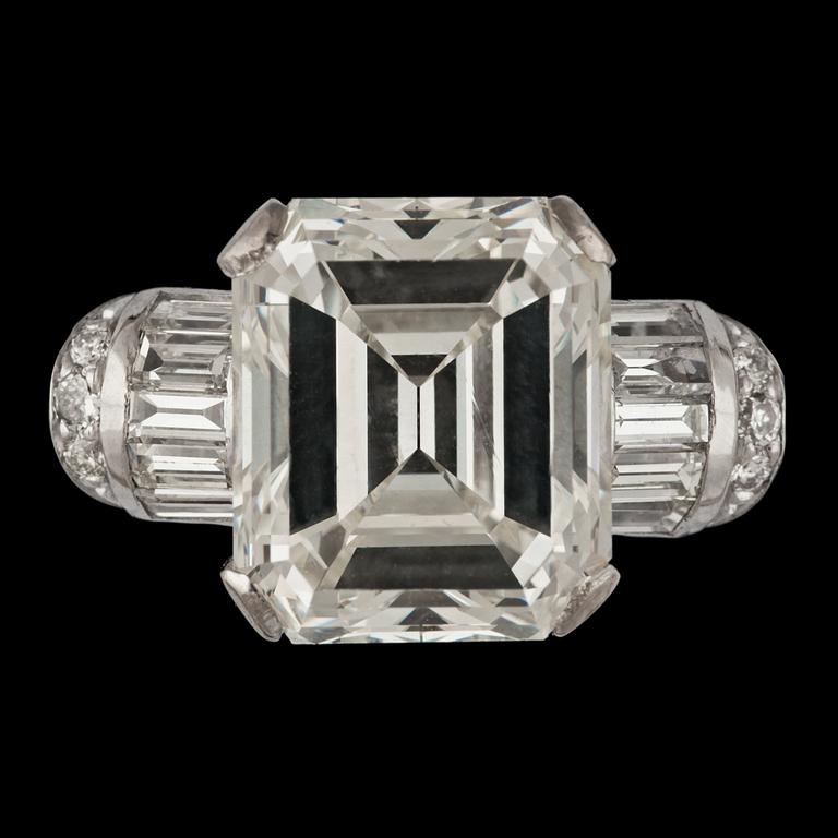 RING, smaragdslipad diamant, 6.38 ct, samt mindre baguette- och briljantslipade diamanter.