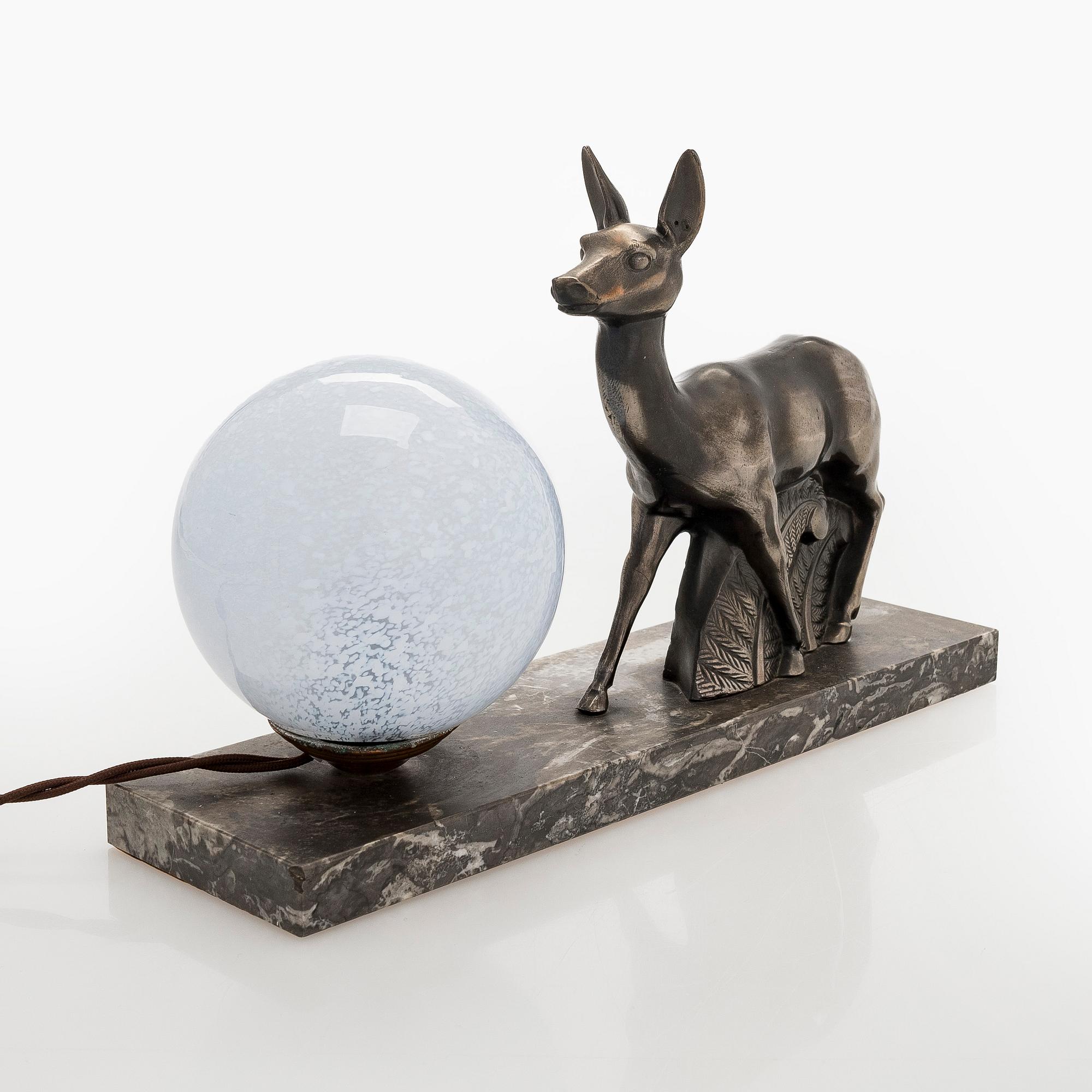 Bordslampa, med dekor av hjort, 1900-talets första hälft.