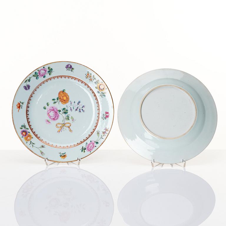 Tallrikar, 12 stycken, kompaniporslin.  Qingdynastin, Qianlong (1736-95).