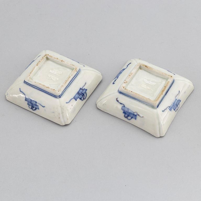 A pair of Japanese porcelain dishes, Meiji period (1868-1912).