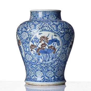 A blue and white and copper red Guan vase, Qing dynasty, Kangxi (1662-1722).