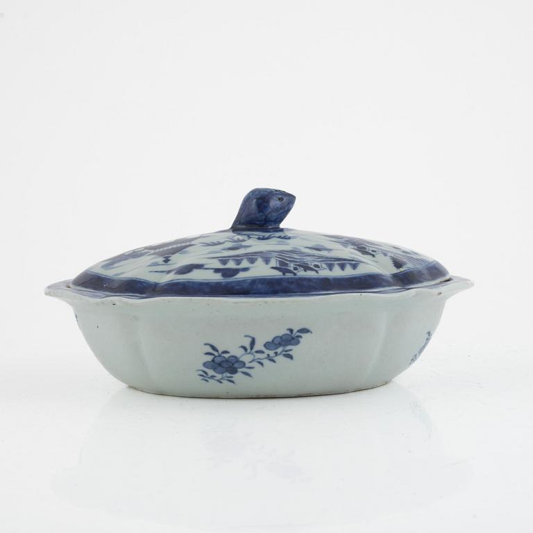 A Chinese Blue and White Tureen with Lid, Qing Dynasty, Jiaqing (1796-1820).