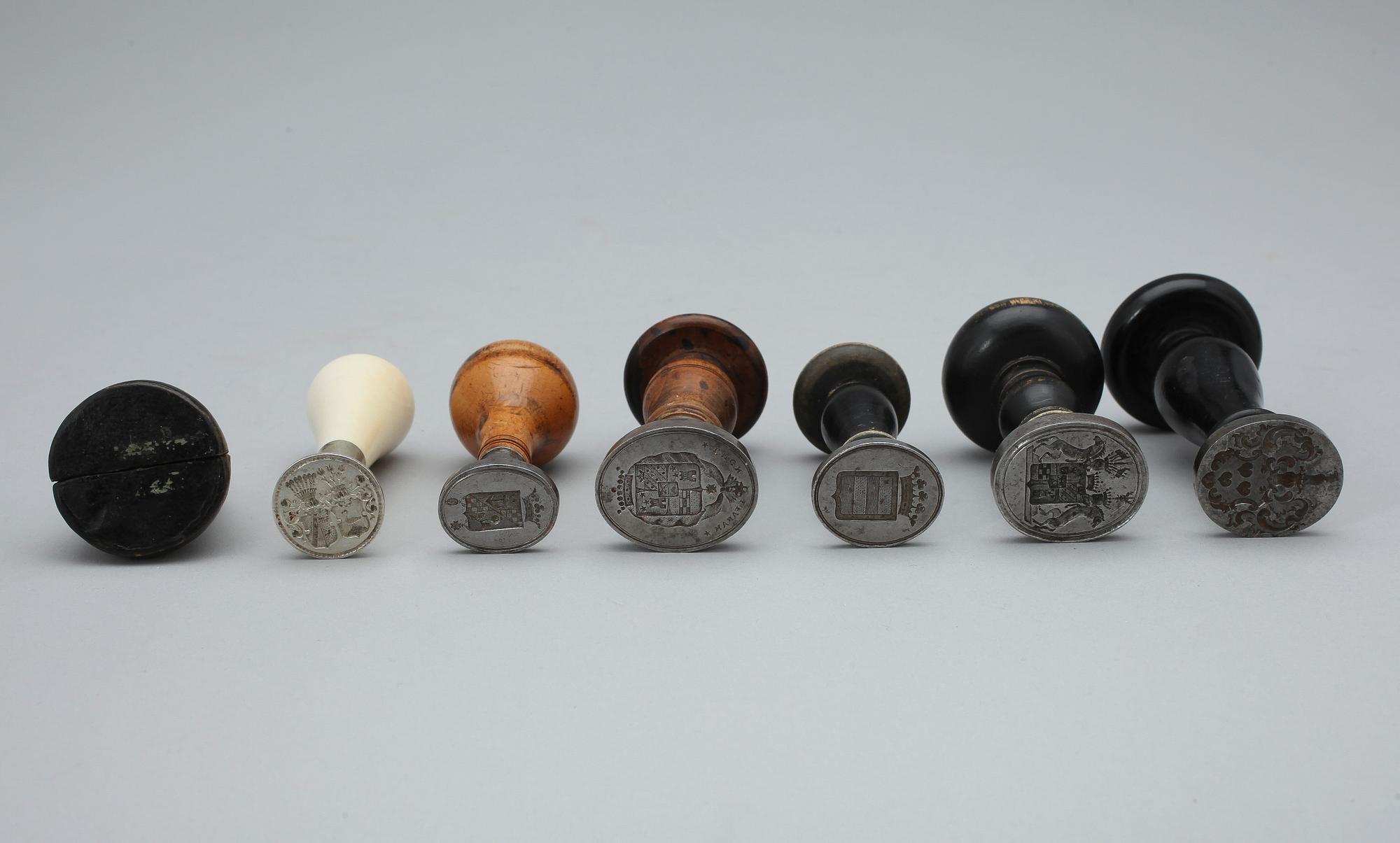 PARTI ADLIGA SIGILLSTAMPAR SAMT PETSCHAFT, bla friherrliga ätten Palmqvist, 1700-1800-tal.