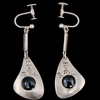 ÖRHÄNGEN, ett par, silver med cabochonslipad blå sten, ray Urban, Stockholm, 1954. Vikt 9 g.