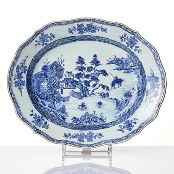 A blue and white tureen with cover and stand, Qing dynasty, Qianlong (1736-95).