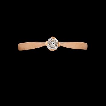 RINGAR, 2 st, 18k guld med briljantslipade diamanter, totalt 0.19 ct. Vikt 4 g.