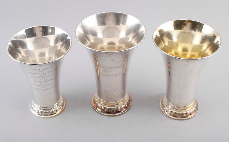 BÄGARE, 3 st, silver, svenska stämplar, 1900-tal. Vikt ca 952 gram.
