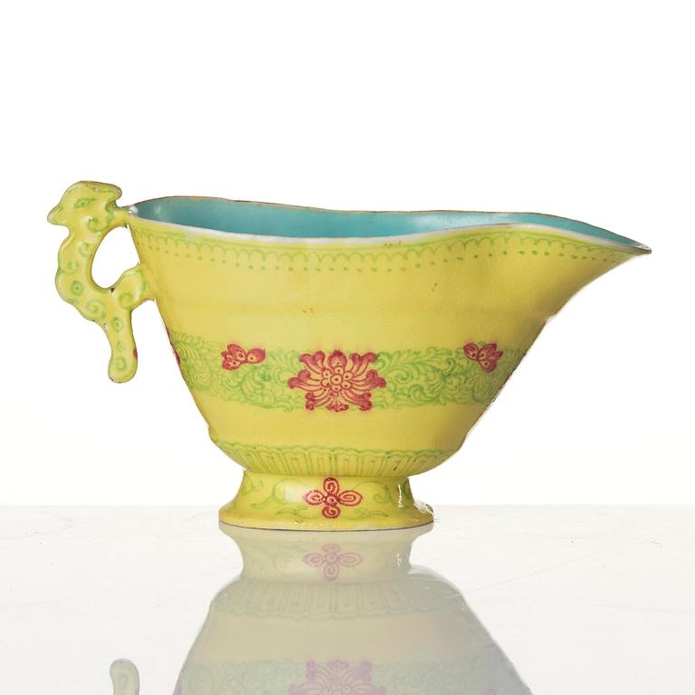 Koppar, två stycken, keramik samt kanna, porslin. Qing dynastin, 1800-tal.