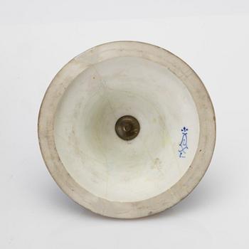 Urna med lock, porslin, Sevres-liknande märkning, omkring år 1900.