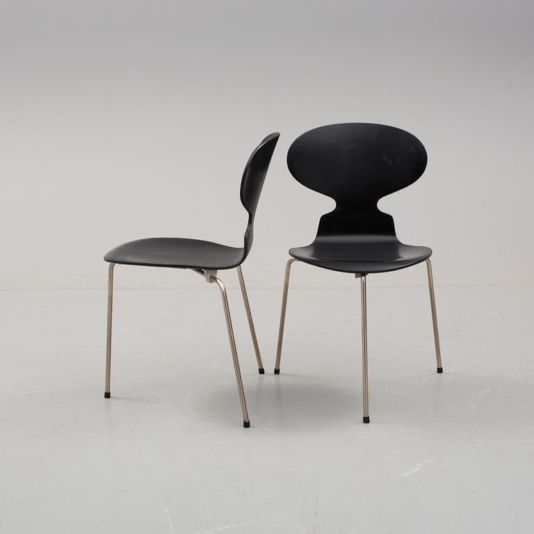ARNE JACOBSEN, stolar, ett par, "Myran", Fritz Hansen, 1900-talets mitt.