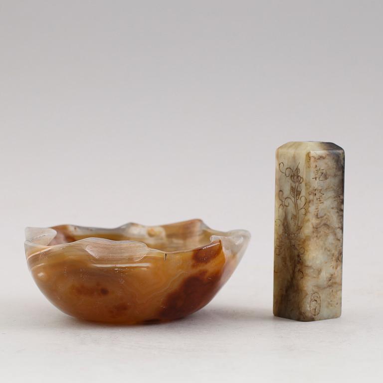 SKÅL SAMT SIGILL, nefrit/sten, Kina, sent 1900-tal.