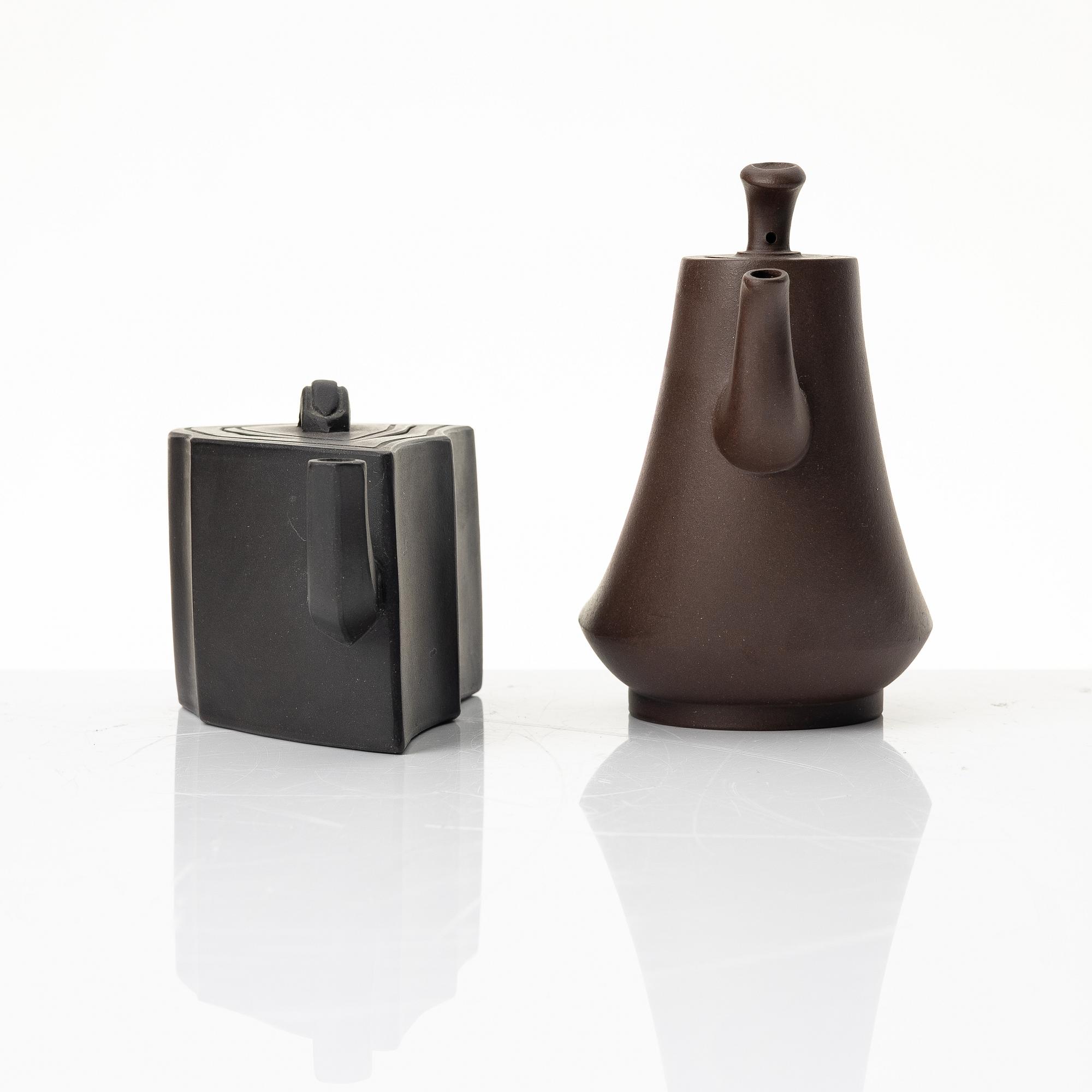 Two Chinese yixing teapots, 1980s.