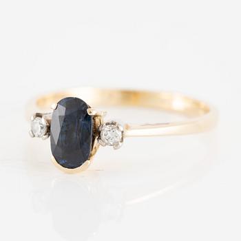 Gold ring with sapphire and brilliant-cut diamonds.