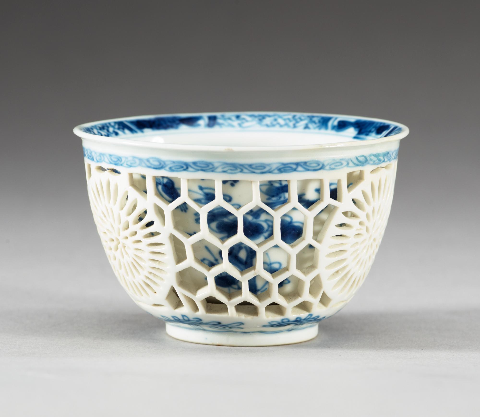 A blue and white cup, Qing dynasty, Kangxi (1662-1722).