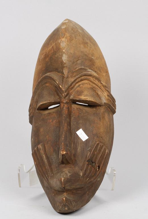 MASKER, 3 st, trä, Afrika, bla Senegal och Elfenbenskusten, 1900-tal.