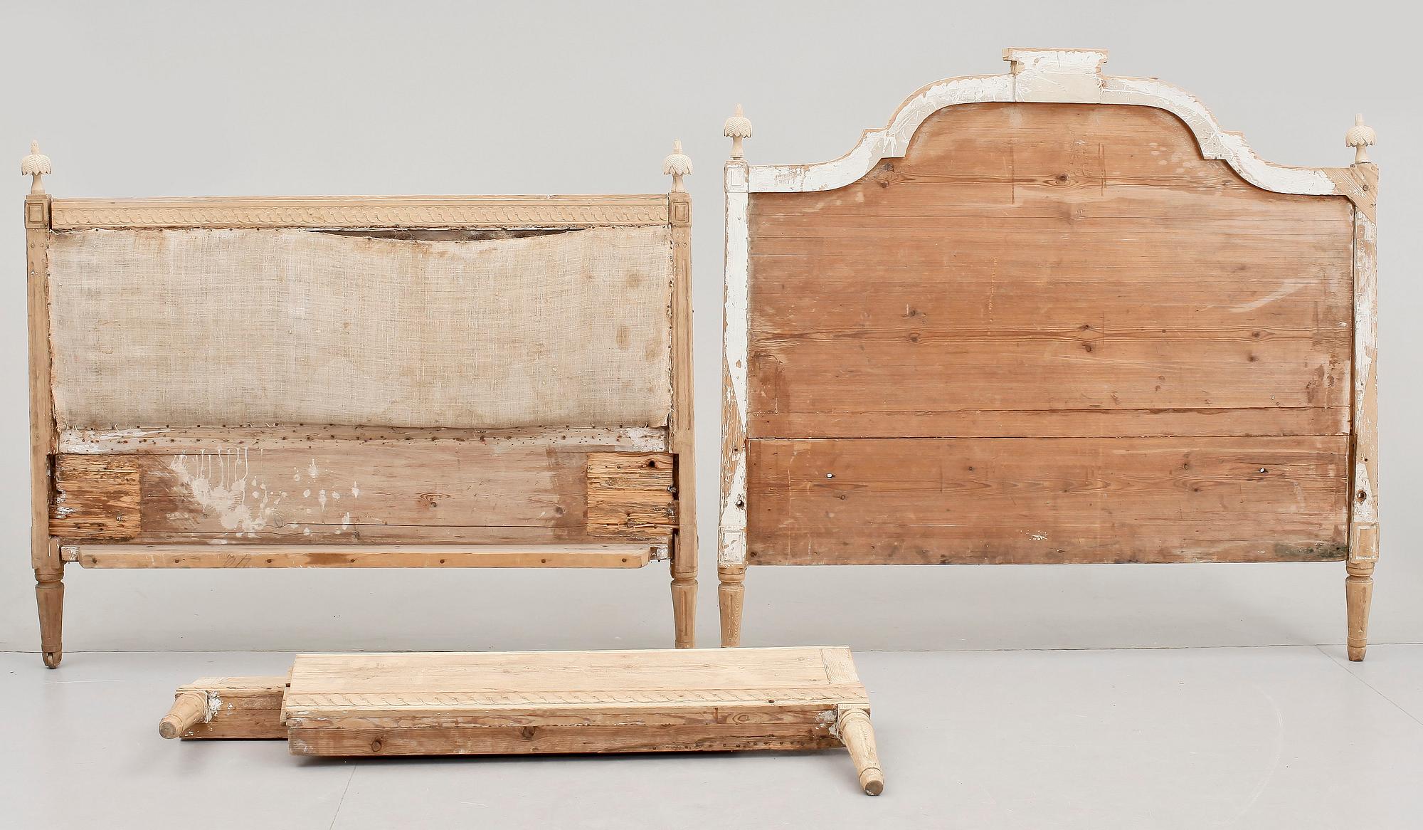 SÄNGGAVLAR, ett par, 1700-tal.