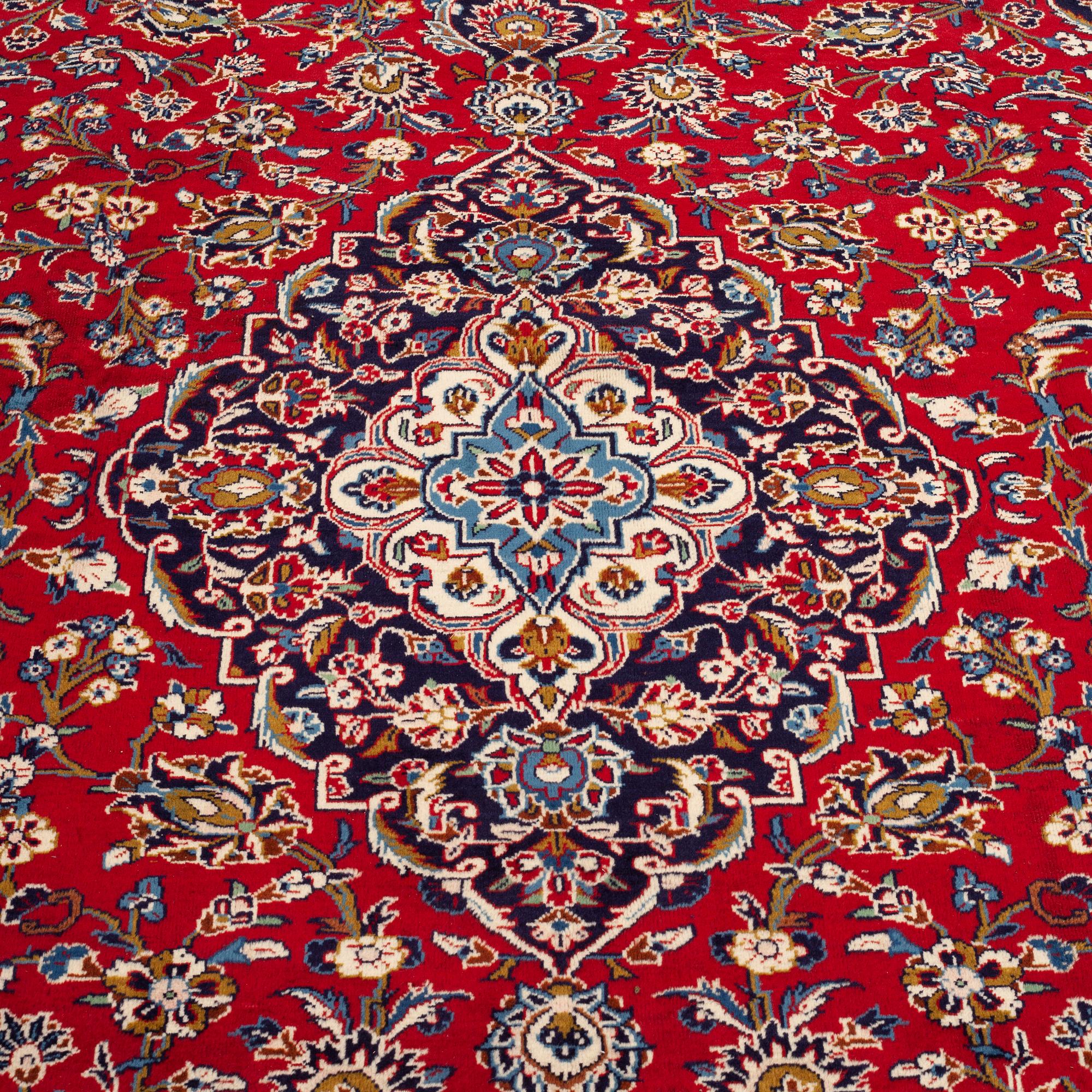 A carpet, Kashan, ca 386 x 286 cm.