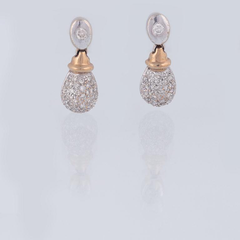 ÖRHÄNGEN, 14K guld och vitguld, med briljantslipade diamanter. Vikt 3,5 gram.
