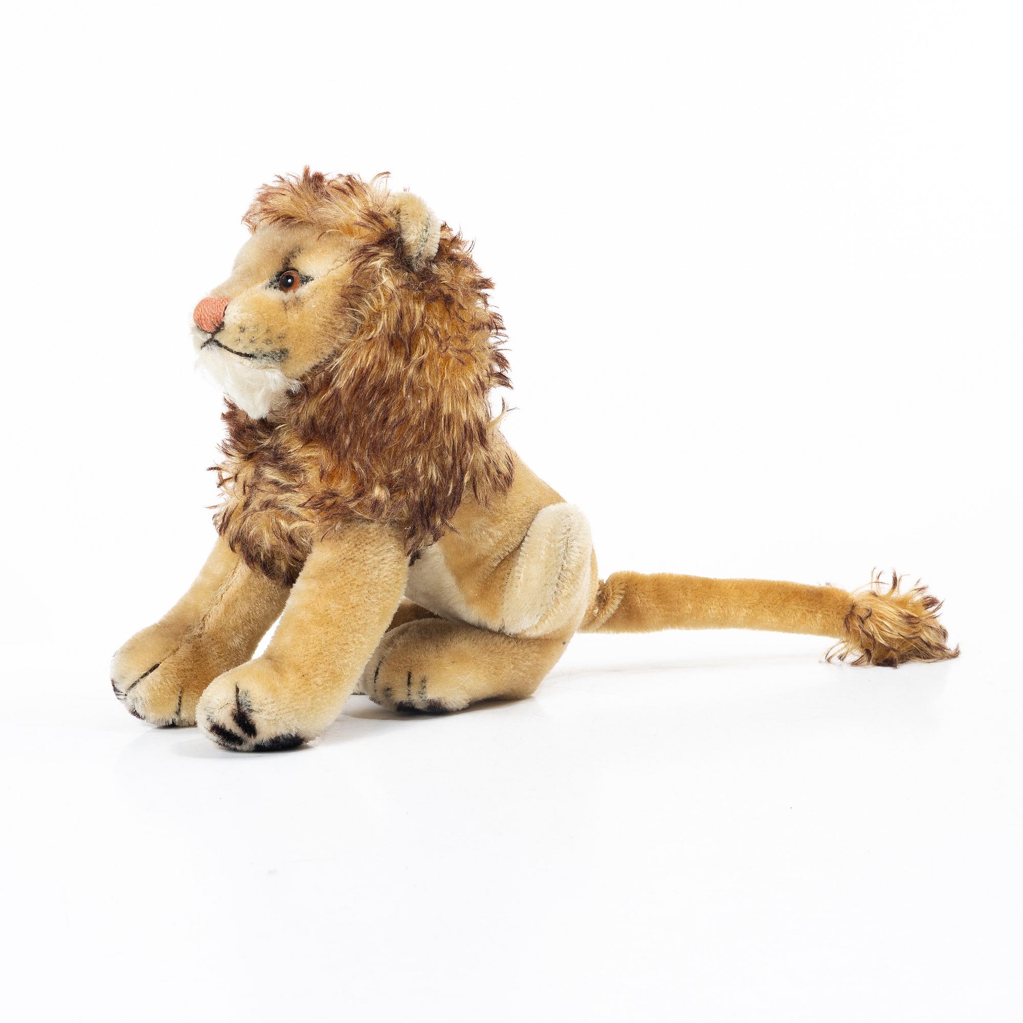 Steiff, 3 toy animals, two lions and a 2000 Weihnachtsbär.