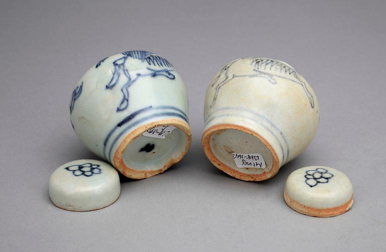 MINIATYRURNOR med LOCK, ett par, porslin. Ming, 1368-1644.