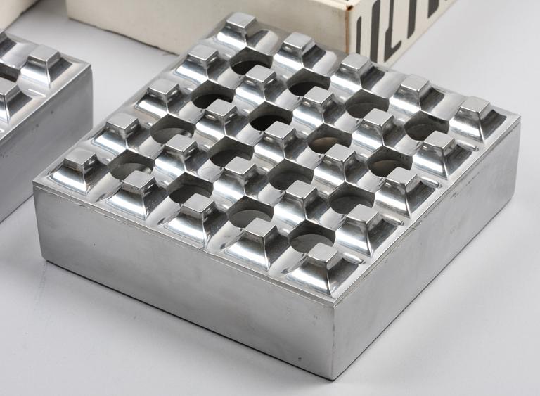 ASKKOPPAR, 2 st metall, "Ultima", Design: B. Ljungberg & H. Bäckström.