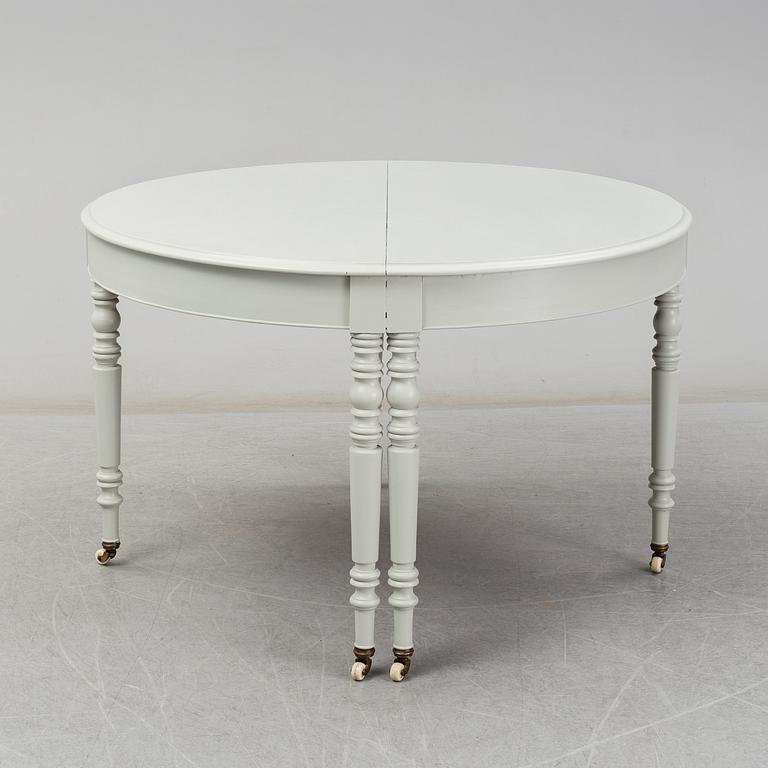 A late 19th century dining table.