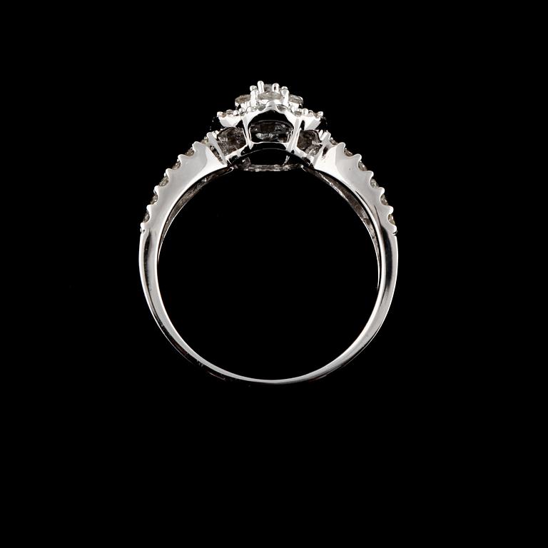 RING, 18k vitguld med briljantslipade diamanter, 0.47 ct. Vikt 2,9 g.