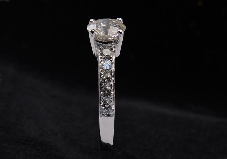 RING, briljantslipade diamanter ca 1.68 ct. Mittstenen ca 1.18 ct. 18K vitt guld, vikt 3,9 g.