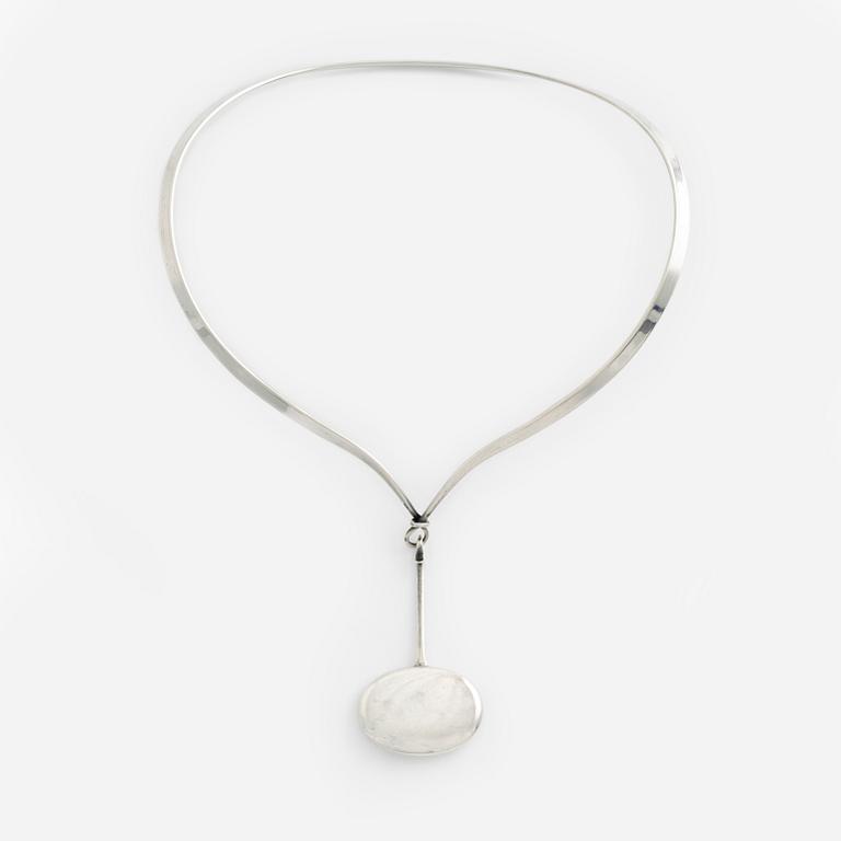 Vivianna Torun Bülow-Hübe/Georg Jensen halsring med hänge, sterling silver.