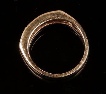 RING, 18 K guld, 3 rubiner samt 4 diamanter.