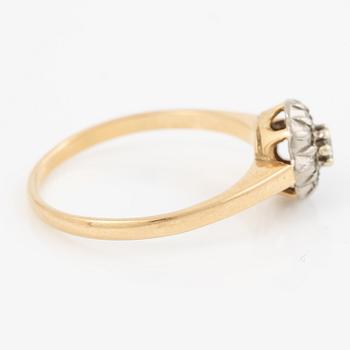 Ring in 18K gold set with round brilliant and eight-cut diamonds.