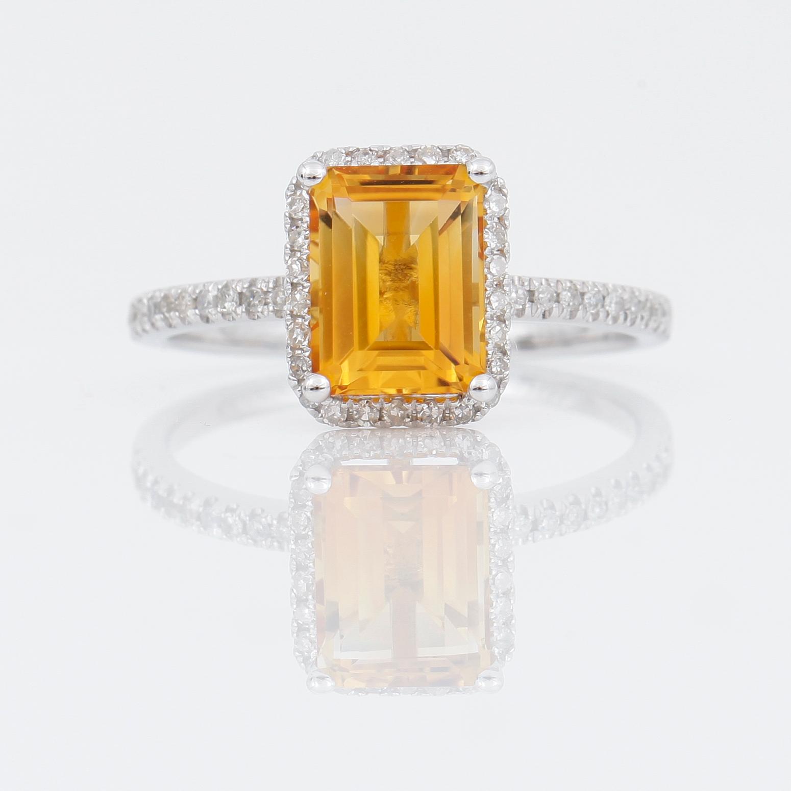 RING, 14k vitguld med citrin ca 6x8 mm och diamanter tot 0,29 ct, vikt 2,1 g.