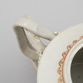 Koppar med fat, fyra st samt kanna, porslin, Qingdynastin, Qianlong (1736-95).