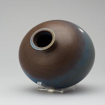 A Berndt Friberg stoneware jar, Gustavsberg Studio 1976.