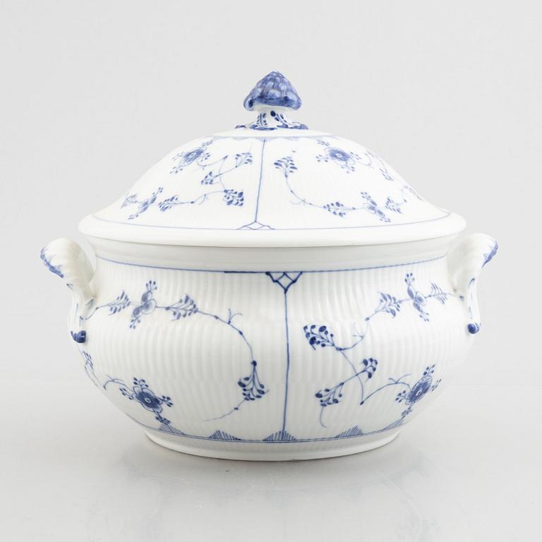 A Royal Copenhagen plain fluted/musselmalet tureen with cover, (1894-1900). Model no 224.