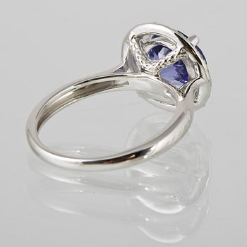 RING, 18K vitguld med briljantslipade diamanter 0.31 ct samt fasettslipad tanzanit 2.33 ct. Vikt 3,7 gram.