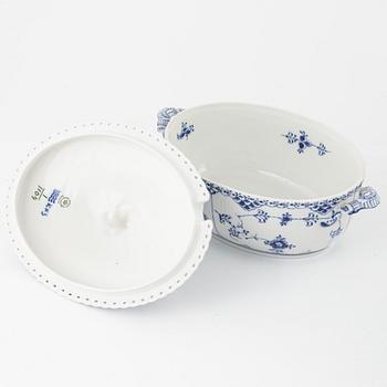 Servisdelar, 19 delar, "Musselmalet" helblonde, Royal Copenhagen, Danmark.