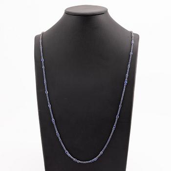 Collier 18K vitguld med fasettslipade safirer.