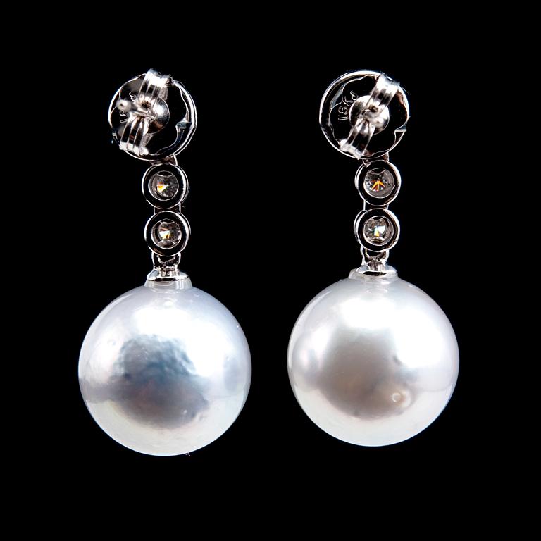 A PAIR OF EARINGS, South Sea pearls Ø 13 mm, Ceylon sapphires 1.10 ct, brilliant cut diamonds 0.08 ct W/vs.