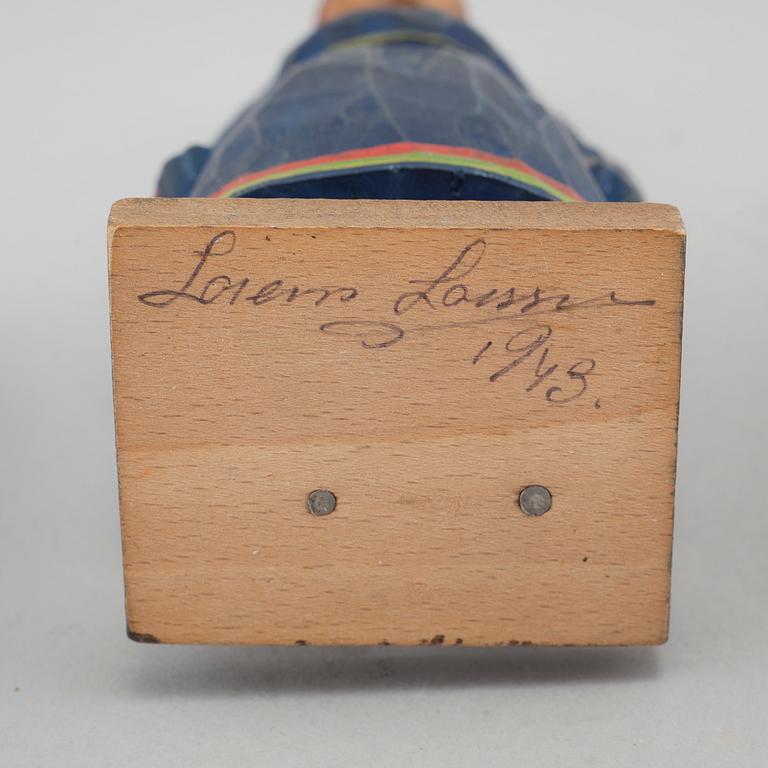 TRÄFIGURER, 4 st, en Lorens Larsson, delvis signerade.