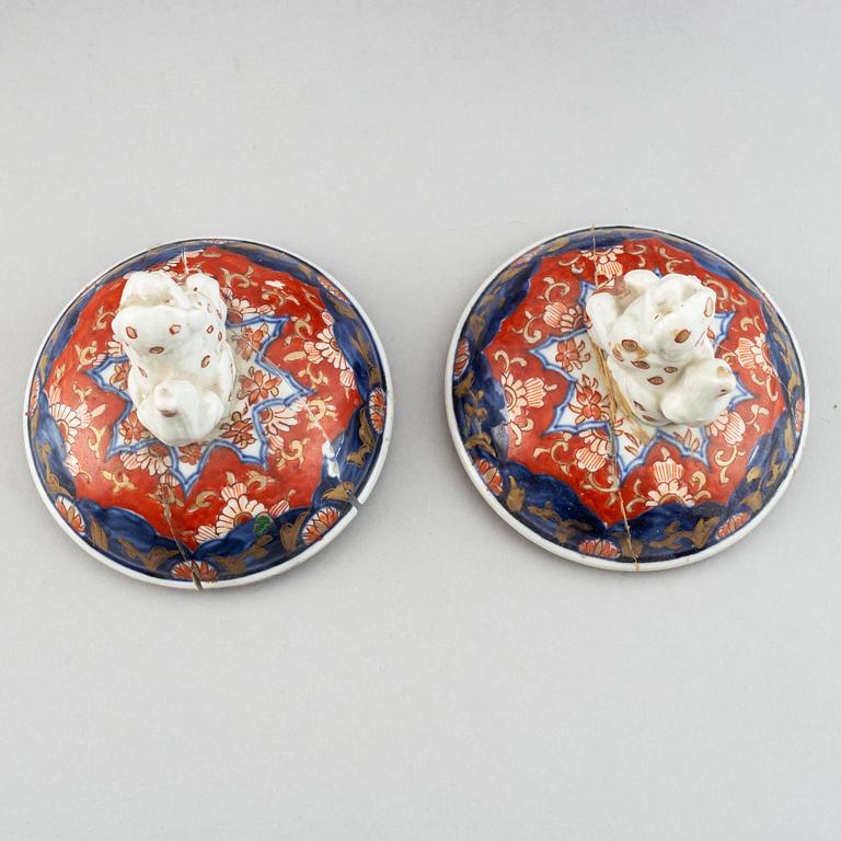 A pair of imari vases with covers, Japan, Meiji period (1868-1912).