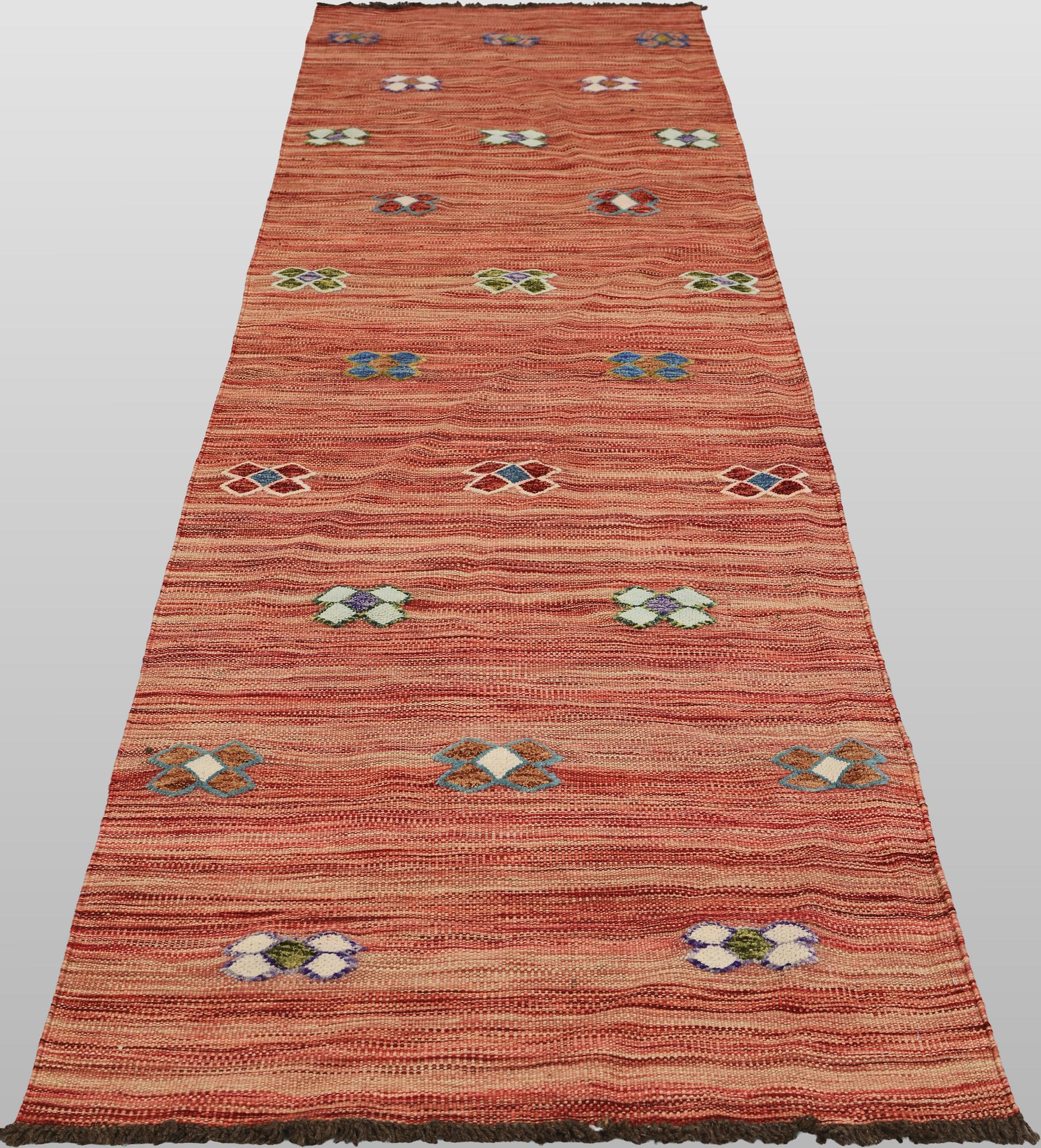 A Kilim runner carpet, 287 x 78 cm.