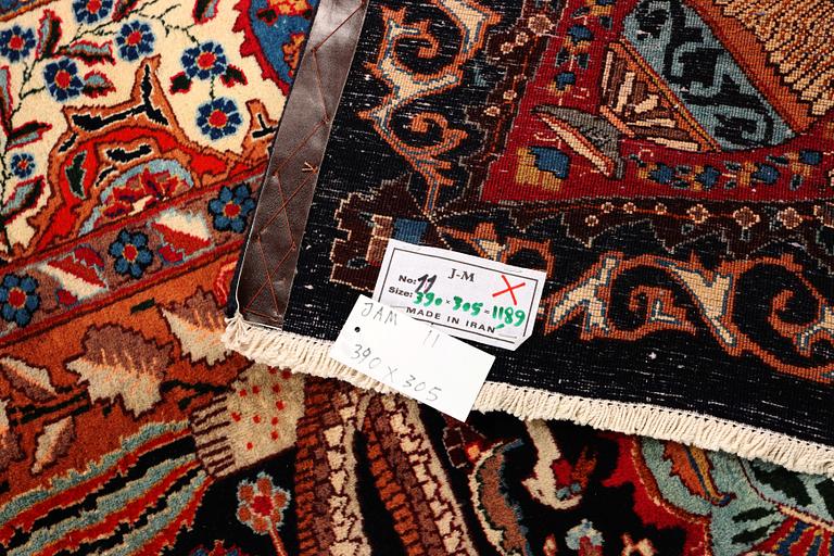 A Kashmir carpet, a. 390 x 305 cm.