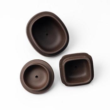 A group of three Chinese yixing teapots, 1980s.