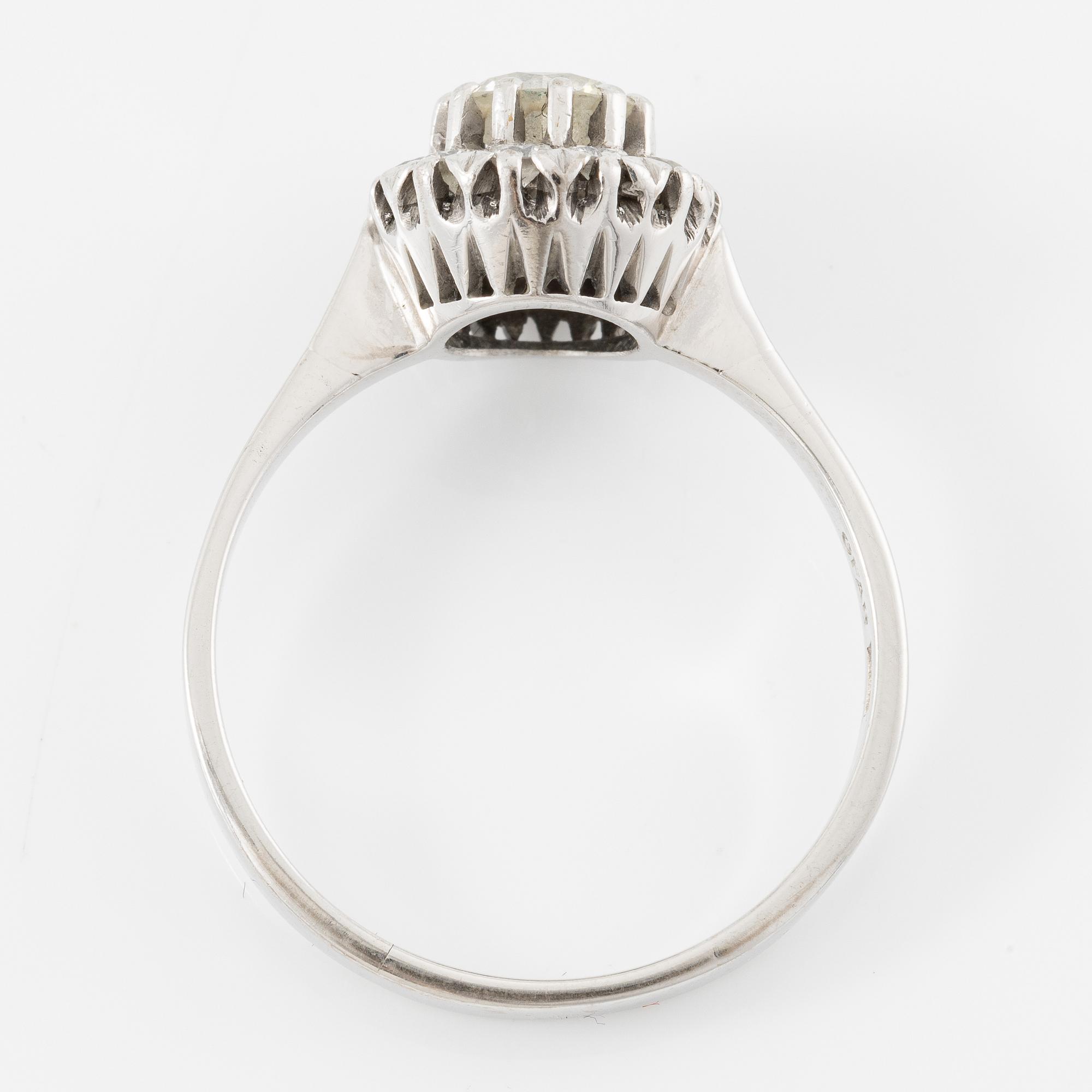Ring, 18K white gold with brilliant-cut diamonds.
